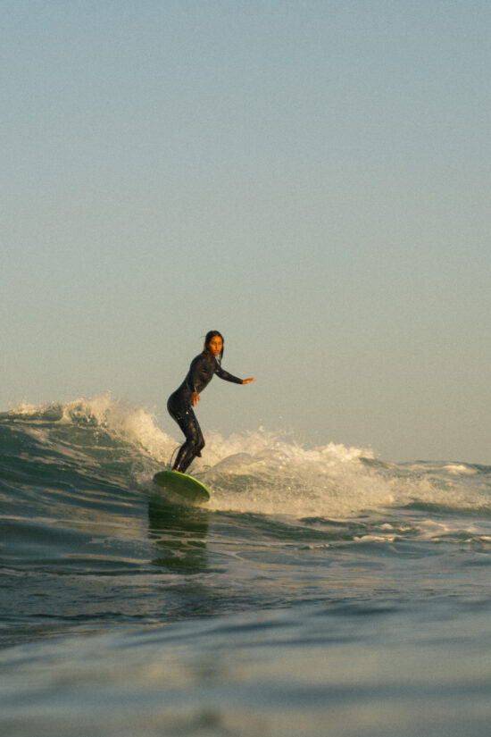 Surfergirl surfing wavs in anza on the longboard