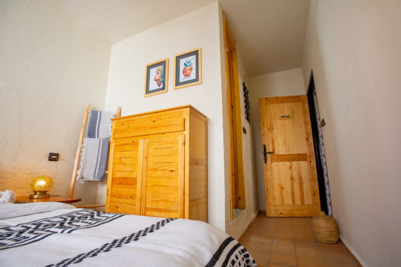 double room with wardrobe and traditional decor elemts